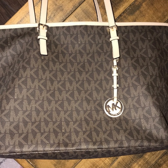 Micheal Kors purse - Picture 3 of 5